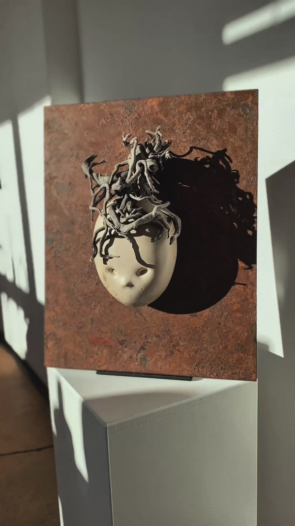 “EFEUGEIST” (THE IVY SPIRIT) BY KATRIN GEIGENMÜLLER – A MYSTICAL RAKU CERAMIC MASK