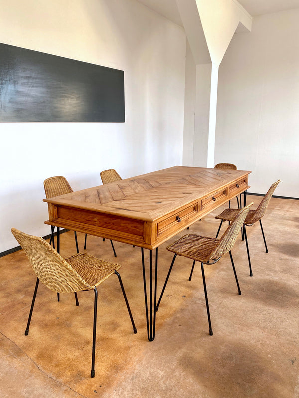 DINING TABLE PINE WOOD WITH DRAWERS & 6 GIAN FRANCO LEGLER „BASKET“ CHAIRS
