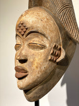 Sehr Ästhetische Punu Maske Gabun Afrika Auf Metallständer