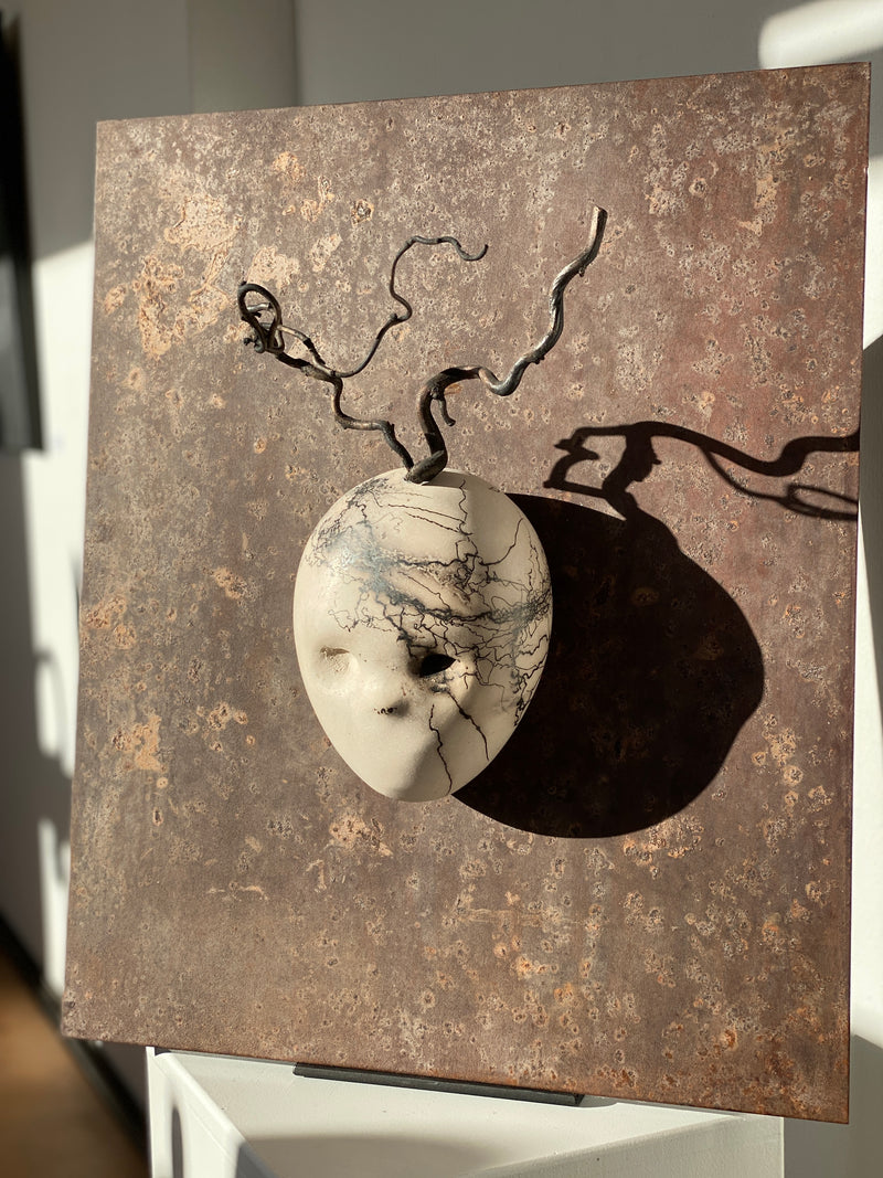 „Verwirrung 2021“ Keramik, Holz 22x36cm