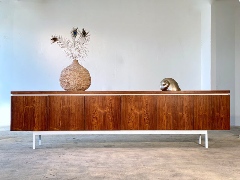 Mid-Century Rosewood Sideboard Mit Weißem Gestell 1960er Jahre 300cm – Ustaiko Galerie