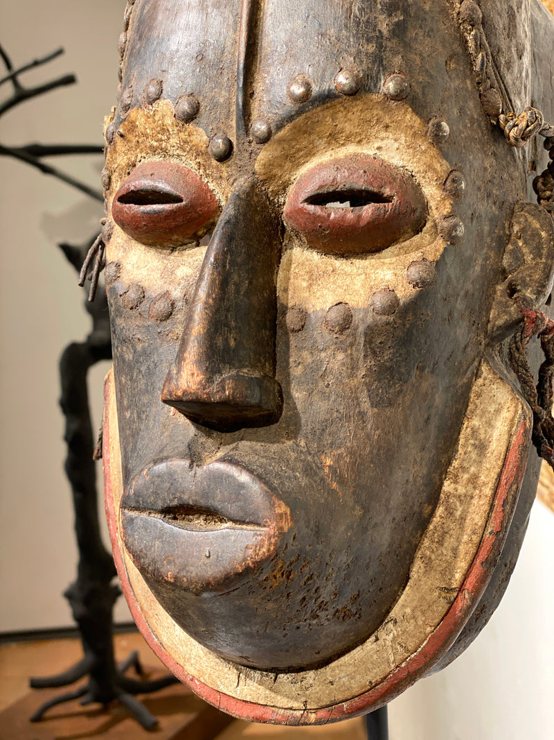 „Béké“ Gesichtsmaske Elfenbeinküste Afrika Mit Metallapplikationen