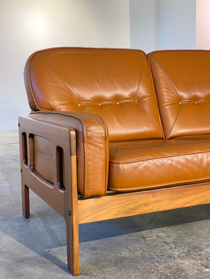1960er Jahre Easy Chair Sessel & Sofa Set Cognac Leder Nussbaum Gestell Massiv